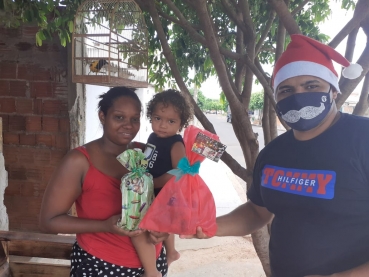 Foto 10: Pequeninos do Criança Feliz recebem mimos de Natal