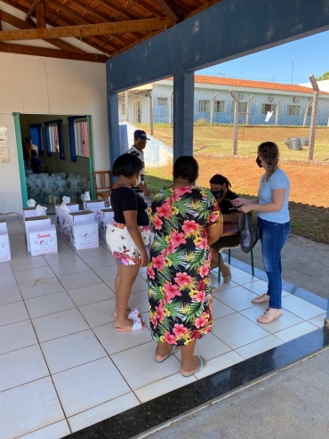 Foto 6: Famílias recebem cestas básicas de Natal