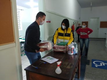 Foto 24: MERENDA EM CASA: alunos da Rede Municipal de Ensino de Quatá recebem cesta e kit de higiene