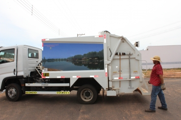 Foto 4: Quatá recebe Caminhão Compactador de lixo