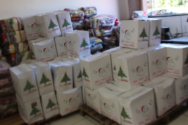 Foto 9: Famílias recebem cestas básicas de Natal