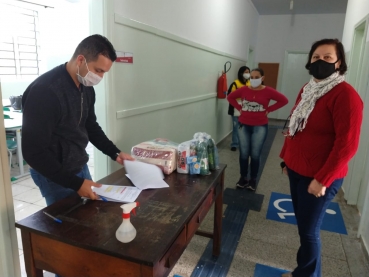 Foto 4: MERENDA EM CASA: alunos da Rede Municipal de Ensino de Quatá recebem cesta e kit de higiene