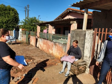 Foto 1: Solidariedade aquecendo corações: famílias carentes e vulneráveis de Quatá recebem cobertores