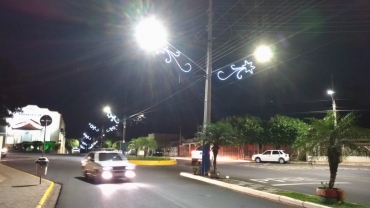 Foto 24: Praça do Natal é inaugurada em Quatá
