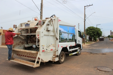 Foto 6: Quatá recebe Caminhão Compactador de lixo