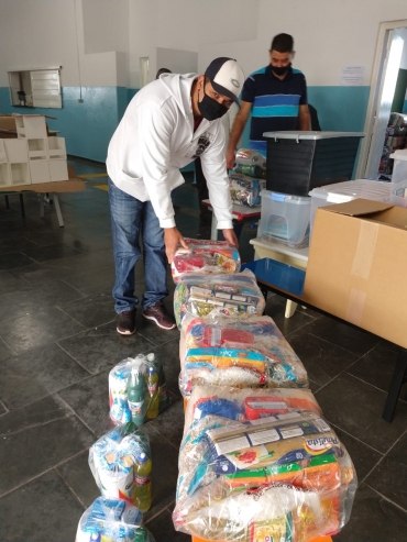 Foto 2: MERENDA EM CASA: alunos da Rede Municipal de Ensino de Quatá recebem cesta e kit de higiene