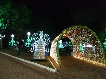 Foto 3: Praça do Natal é inaugurada em Quatá