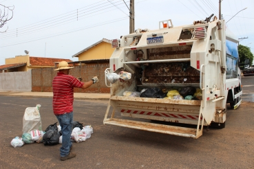 Foto 1: Quatá recebe Caminhão Compactador de lixo
