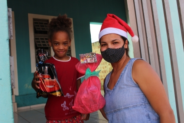 Foto 7: Pequeninos do Criança Feliz recebem mimos de Natal