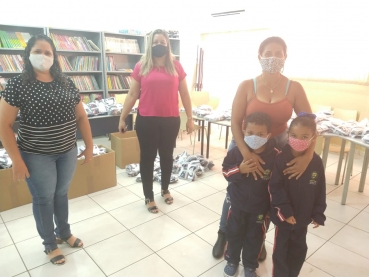 Foto 8: CUIDANDO DOS NOSSOS PEQUENINOS: Novos agasalhos para os alunos da Rede Municipal de Ensino de Quatá