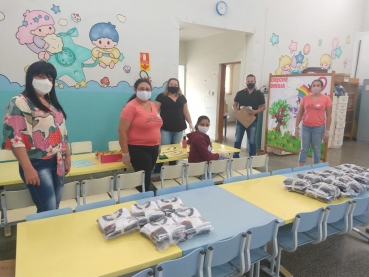 Foto 5: CUIDANDO DOS NOSSOS PEQUENINOS: Novos agasalhos para os alunos da Rede Municipal de Ensino de Quatá