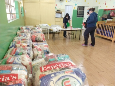 Foto 13: MERENDA EM CASA: alunos da Rede Municipal de Ensino de Quatá recebem cesta e kit de higiene