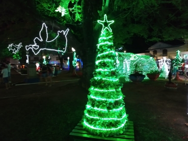 Foto 4: Praça do Natal é inaugurada em Quatá