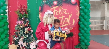Foto 22: Personagens encantam crianças durante a entrega dos presentes de Natal