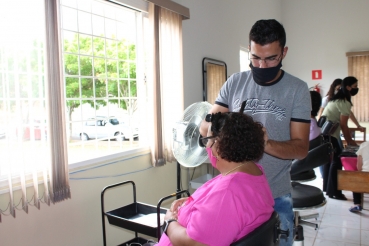 Foto 2: Fundo Social de Solidariedade de Quatá promove Dia da Beleza