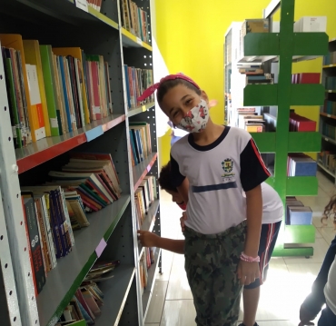 Foto 5: Alunos da Escola Gagliardi participam do Projeto Viajando na Leitura e visitam a Biblioteca Municipal 