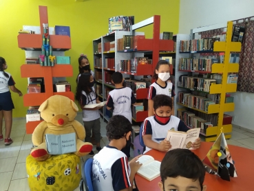 Foto 3: Alunos da Escola Gagliardi participam do Projeto Viajando na Leitura e visitam a Biblioteca Municipal 