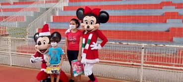 Foto 29: Personagens encantam crianças durante a entrega dos presentes de Natal