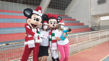 Foto 133: Personagens encantam crianças durante a entrega dos presentes de Natal