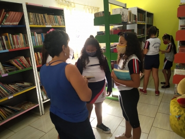 Foto 26: Alunos da Escola Gagliardi participam do Projeto Viajando na Leitura e visitam a Biblioteca Municipal 