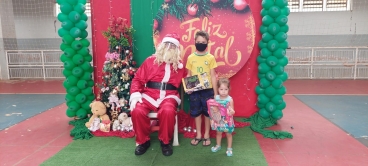 Foto 14: Personagens encantam crianças durante a entrega dos presentes de Natal