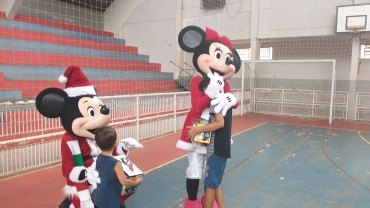 Foto 103: Personagens encantam crianças durante a entrega dos presentes de Natal