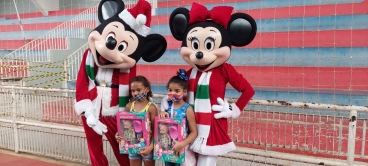 Foto 61: Personagens encantam crianças durante a entrega dos presentes de Natal