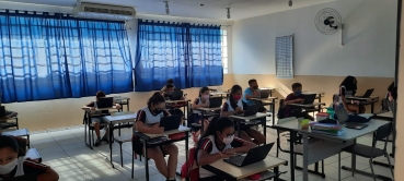 Foto 1: Professor da Escola GI utiliza recursos tecnológicos e prepara alunos para a realização da Avaliação SAEB