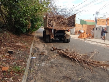 Foto 27: Prefeitura recolhe toneladas de entulhos durante o bota fora. Fique atento: está em vigor a Lei da caçamba.