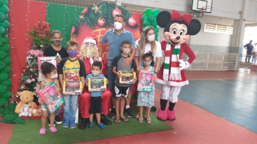 Foto 116: Personagens encantam crianças durante a entrega dos presentes de Natal