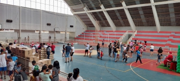 Foto 27: Personagens encantam crianças durante a entrega dos presentes de Natal