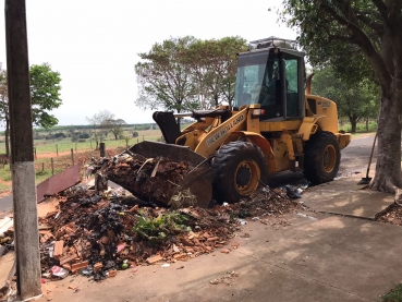 Foto 22: Prefeitura recolhe toneladas de entulhos durante o bota fora. Fique atento: está em vigor a Lei da caçamba.