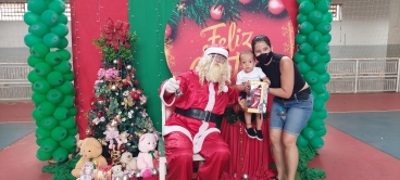 Foto 5: Personagens encantam crianças durante a entrega dos presentes de Natal