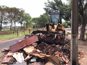 Foto 14: Prefeitura recolhe toneladas de entulhos durante o bota fora. Fique atento: está em vigor a Lei da caçamba.