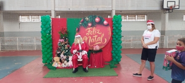 Foto 25: Personagens encantam crianças durante a entrega dos presentes de Natal