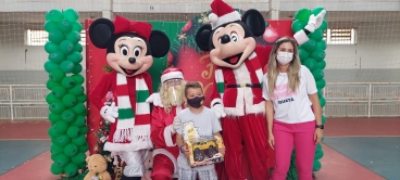 Foto 8: Personagens encantam crianças durante a entrega dos presentes de Natal