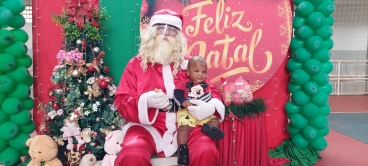 Foto 4: Personagens encantam crianças durante a entrega dos presentes de Natal