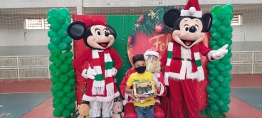 Foto 15: Personagens encantam crianças durante a entrega dos presentes de Natal