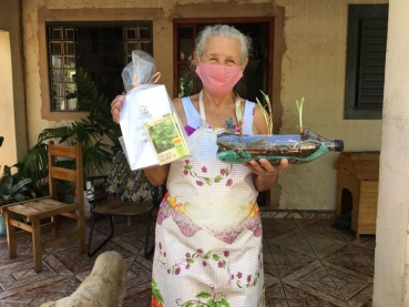 Foto 10: Atividade remota: CRAS entrega horta em garrafa pet