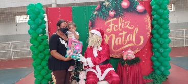 Foto 23: Personagens encantam crianças durante a entrega dos presentes de Natal