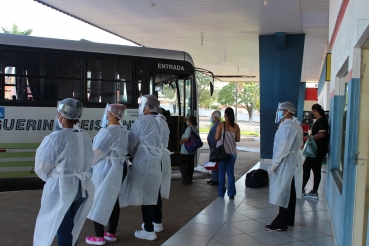 Foto 4: Saúde de Quatá orienta passageiros que chegam de ônibus na cidade