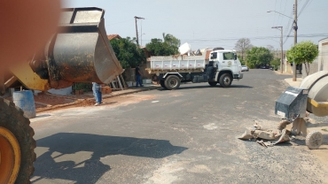 Foto 24: Prefeitura recolhe toneladas de entulhos durante o bota fora. Fique atento: está em vigor a Lei da caçamba.