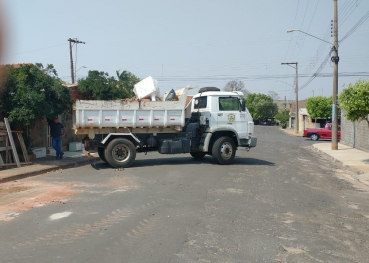 Foto 25: Prefeitura recolhe toneladas de entulhos durante o bota fora. Fique atento: está em vigor a Lei da caçamba.