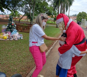 Foto 143: Personagens encantam crianças durante a entrega dos presentes de Natal