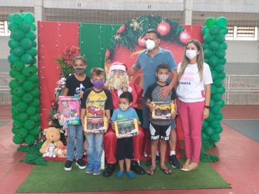 Foto 113: Personagens encantam crianças durante a entrega dos presentes de Natal