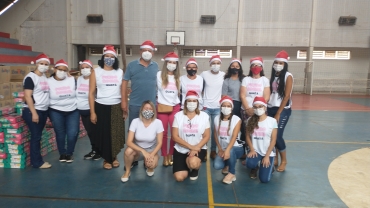 Foto 138: Personagens encantam crianças durante a entrega dos presentes de Natal