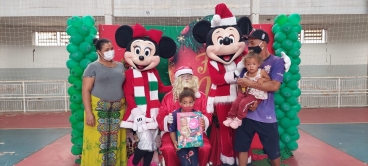 Foto 79: Personagens encantam crianças durante a entrega dos presentes de Natal