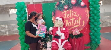 Foto 41: Personagens encantam crianças durante a entrega dos presentes de Natal