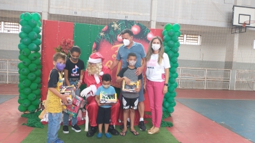 Foto 114: Personagens encantam crianças durante a entrega dos presentes de Natal