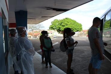 Foto 2: Saúde de Quatá orienta passageiros que chegam de ônibus na cidade